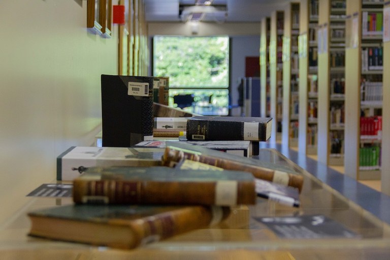 biblioteca_bancada_livros.jpg