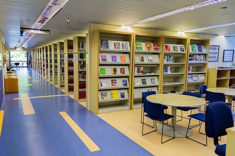 biblioteca_recepcao_mesas.jpg