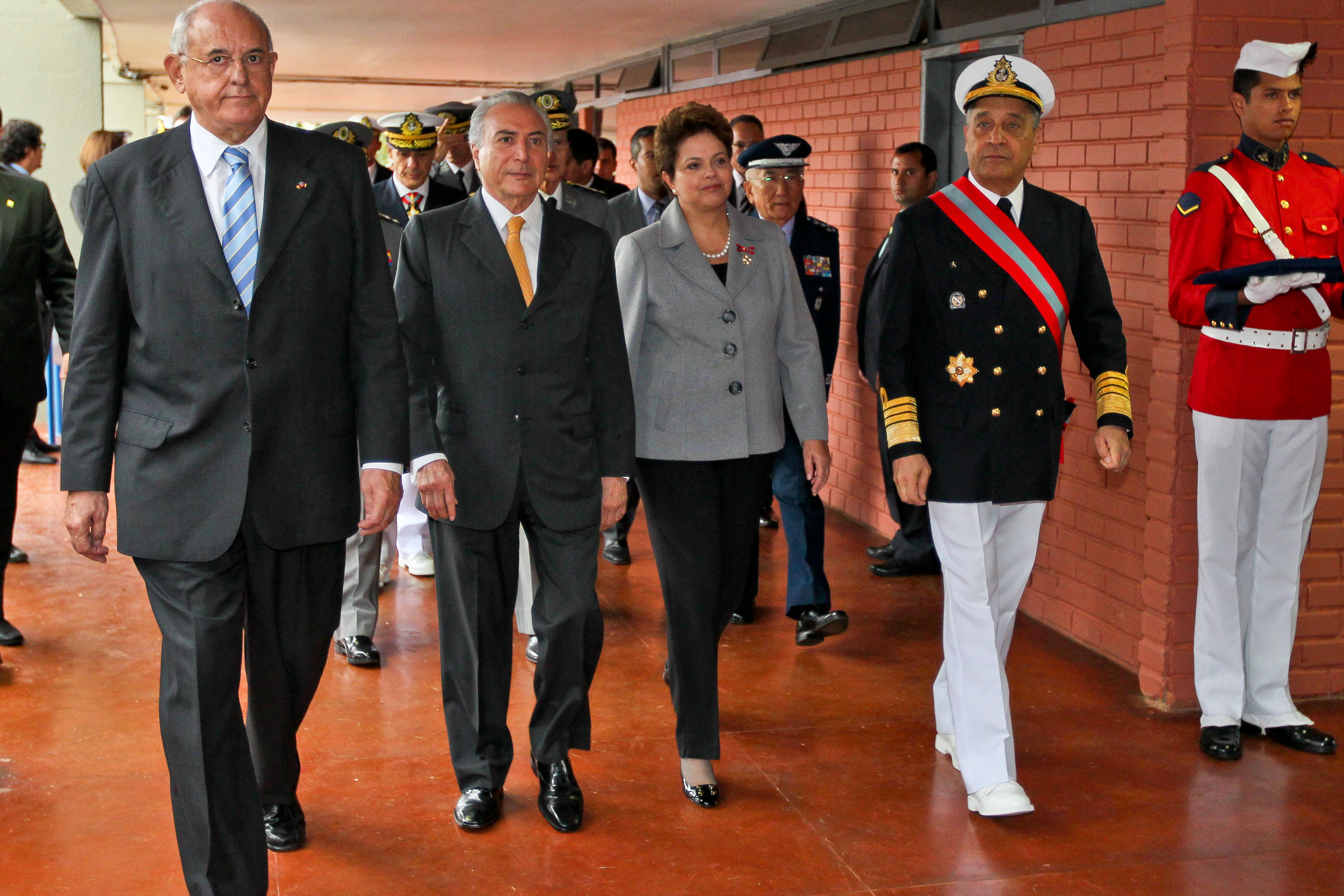 Dilma, Michel Temer, Nelson Jobim e o comandante da Marinha, Almirante de Esquadra Júlio Soares de Moura Neto