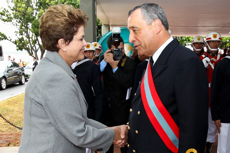 Dilma Rousseff cumprimenta o comandante da Marinha, Almirante de Esquadra Júlio Soares de Moura Neto