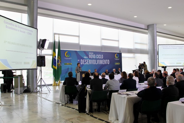 Presidenta Dilma Rousseff discursa durante a 37ª reunião do CDES 13