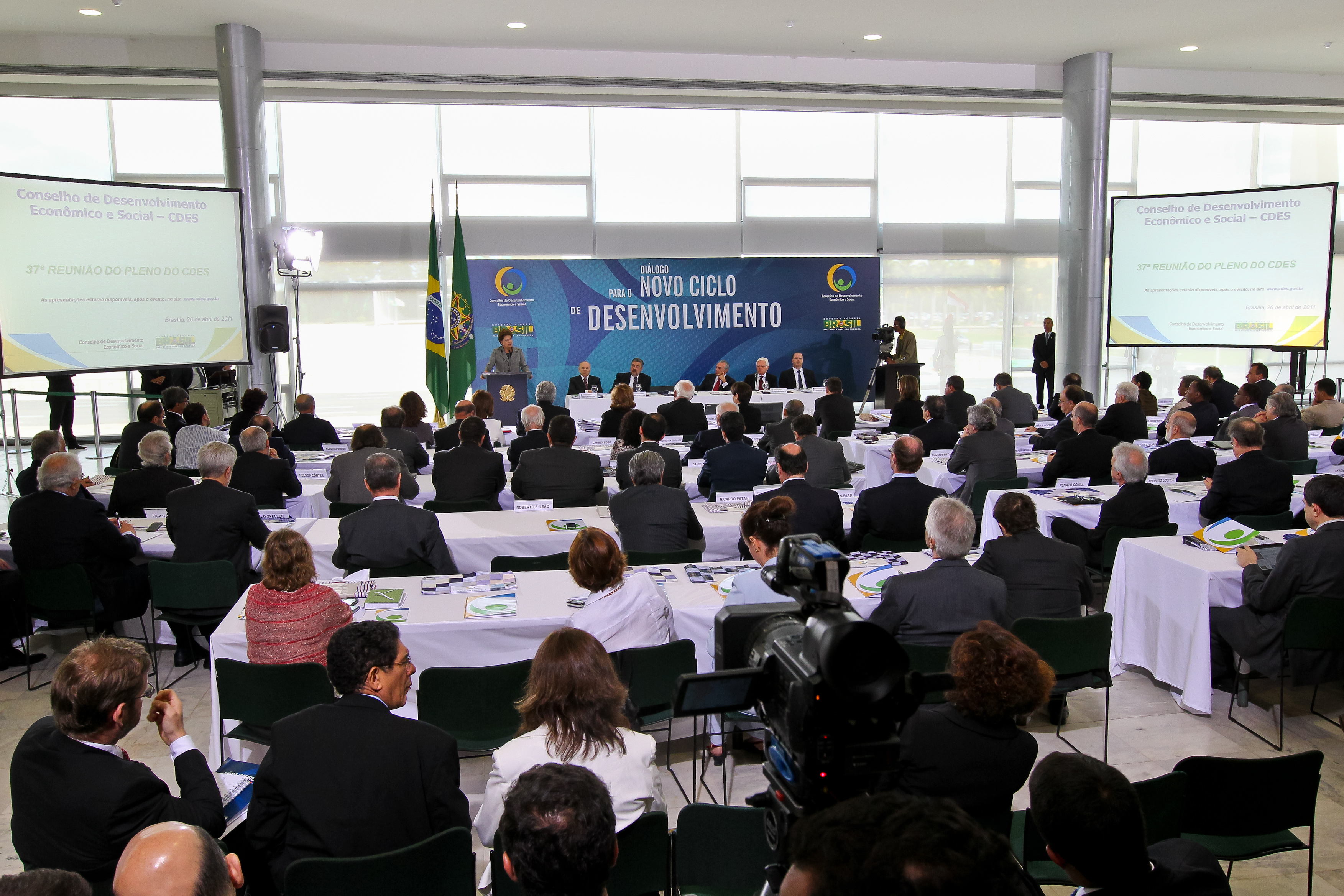 Presidenta Dilma Rousseff discursa durante a 37ª reunião do CDES 4