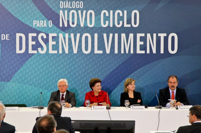 Dilma Rousseff e os ministros Moreira Franco, Gleisi Hoffmann e Aloizio Mercadante Dilma Rousseff e os ministros Moreira Franco, Gleisi Hoffmann e Aloizio Mercadante