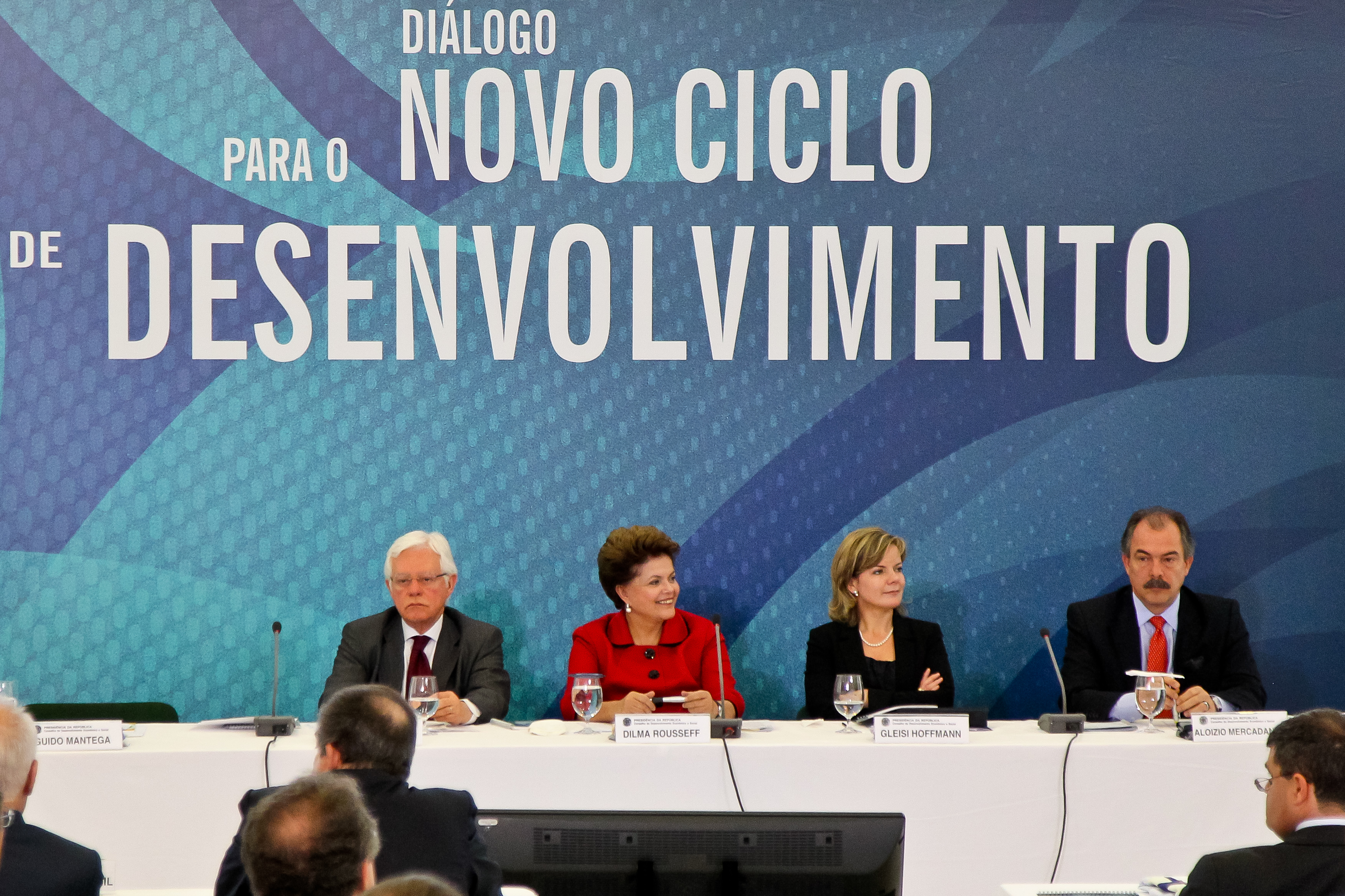 Dilma Rousseff e os ministros Moreira Franco, Gleisi Hoffmann e Aloizio Mercadante