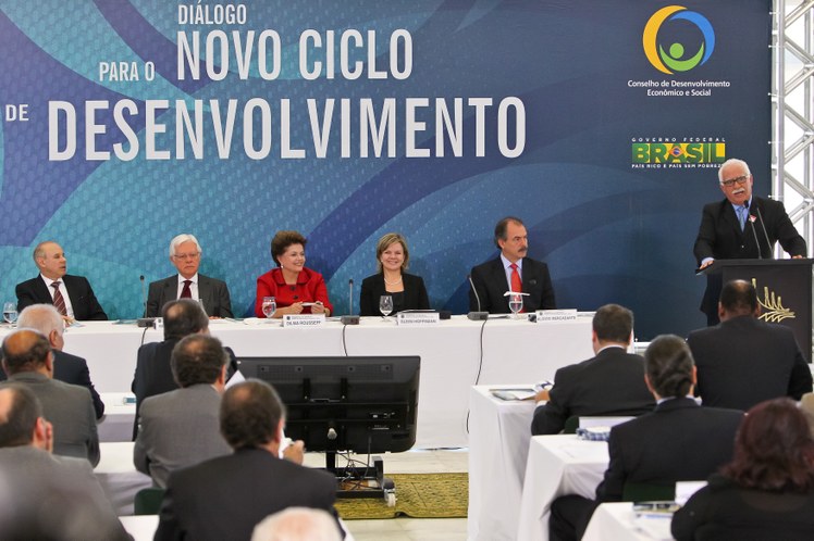 Dilma Rousseff observa o empresário Antoninho Trevisan