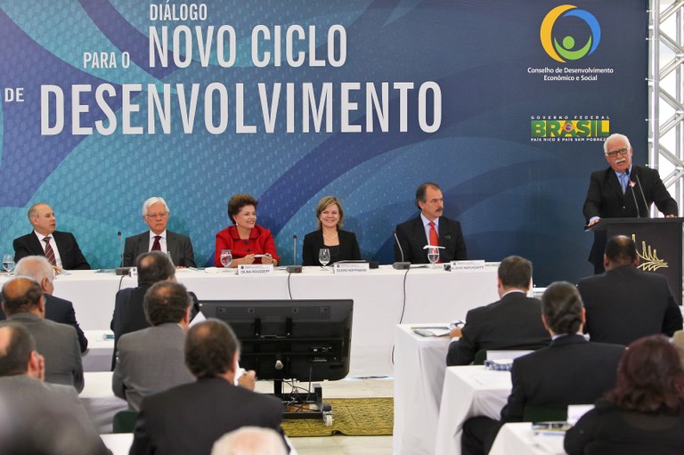 Dilma Rousseff observa o empresário Antoninho Trevisan