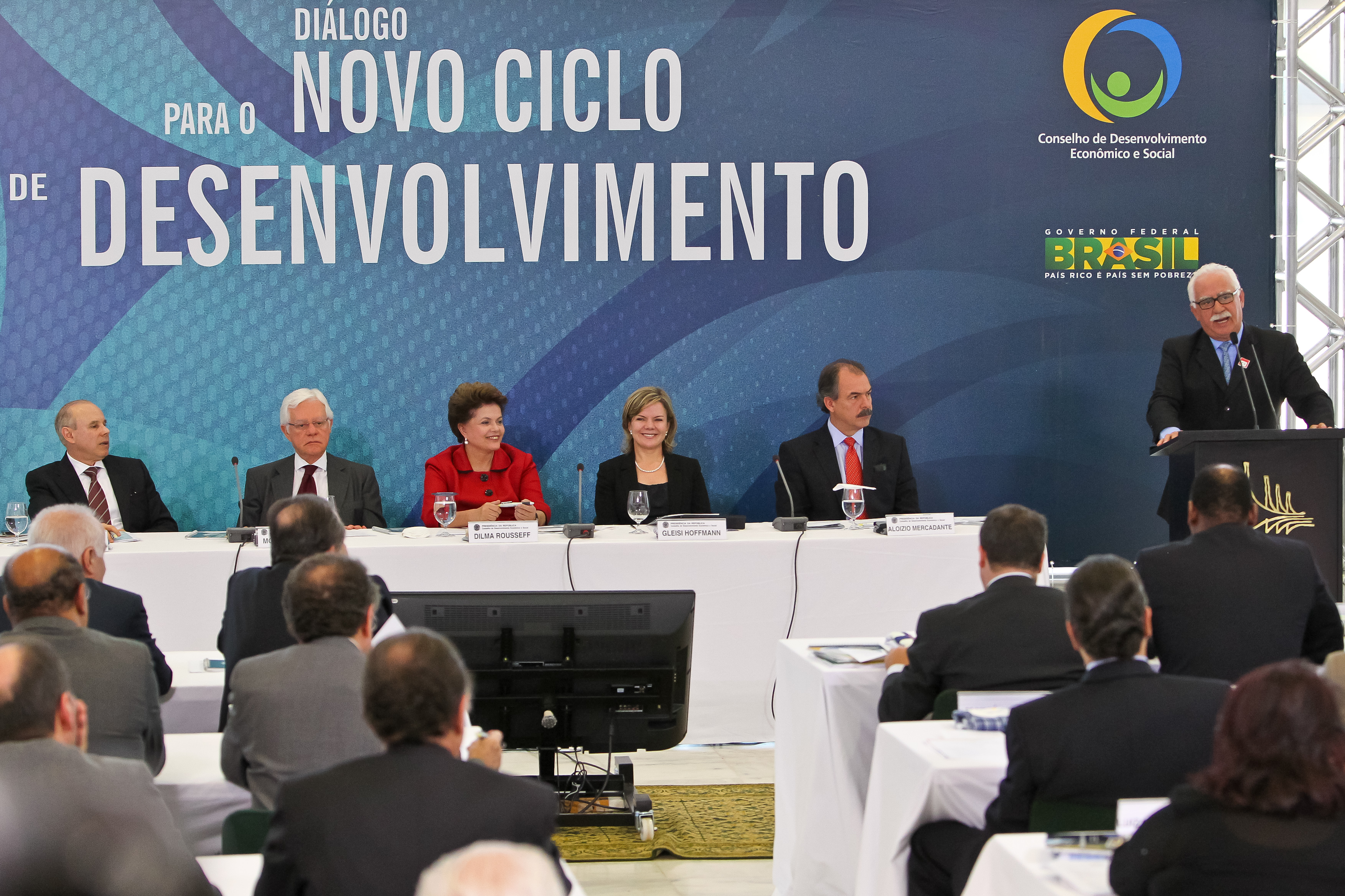 Dilma Rousseff observa o empresário Antoninho Trevisan