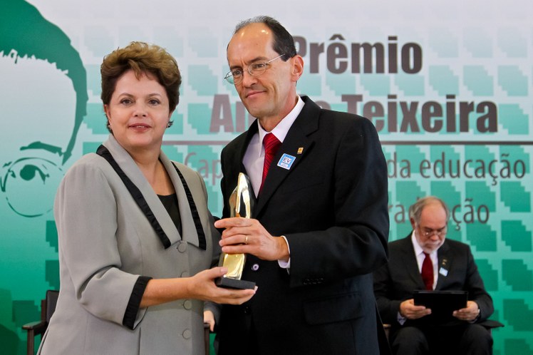 Presidenta Dilma Rousseff entrega o Prêmio Anísio Teixeira ao professor Álvaro Toubes Prata