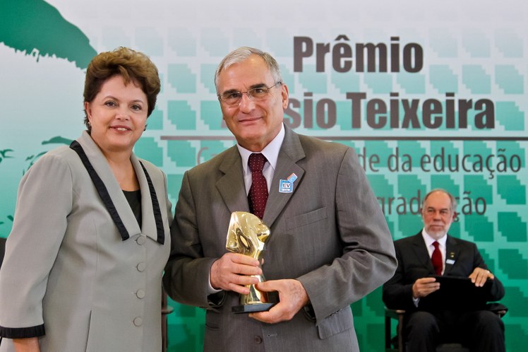 Presidenta Dilma Rousseff entrega o Prêmio Anísio Teixeira ao professor Fernando Galembeck