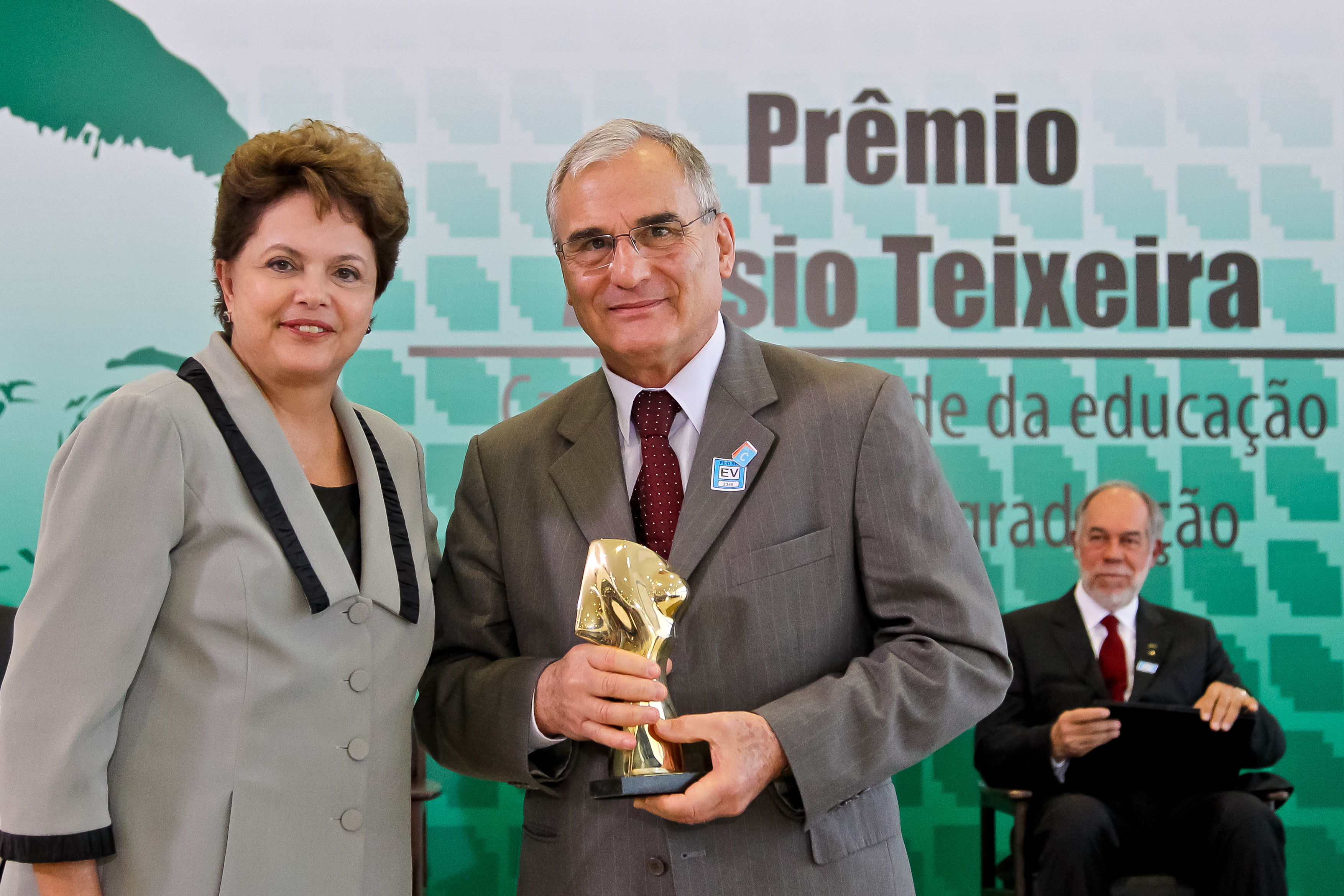 Presidenta Dilma Rousseff entrega o Prêmio Anísio Teixeira ao professor Fernando Galembeck