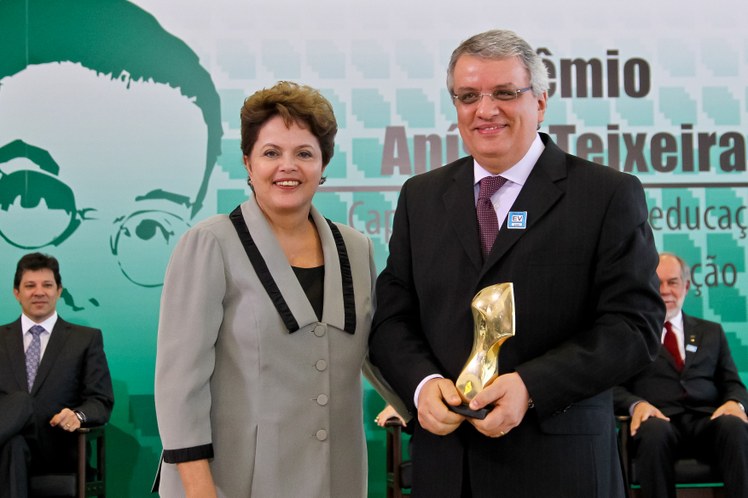 Presidenta Dilma Rousseff entrega o Prêmio Anísio Teixeira ao professor João Fernando Gomes de Oliveira