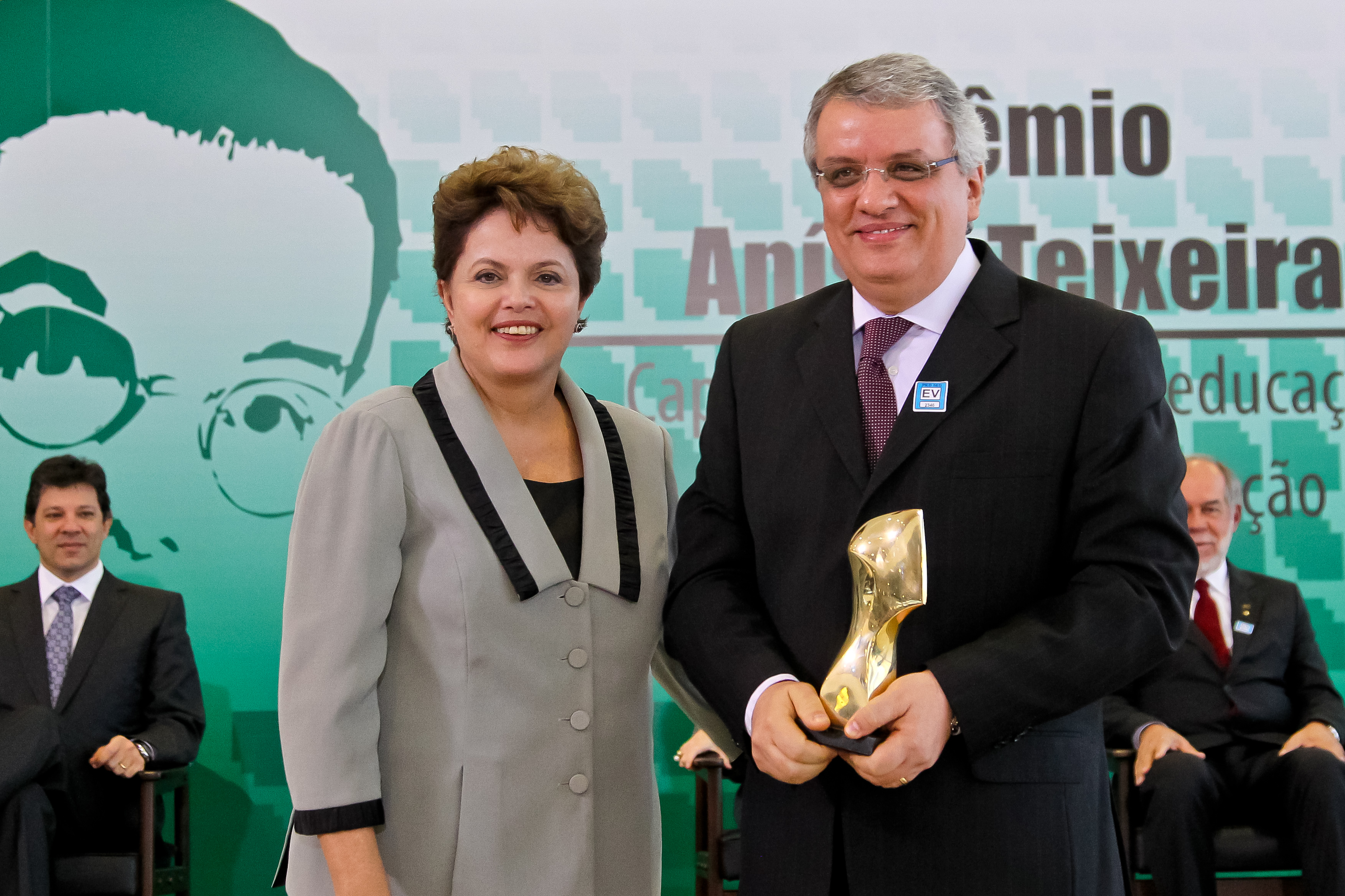 Presidenta Dilma Rousseff entrega o Prêmio Anísio Teixeira ao professor João Fernando Gomes de Oliveira