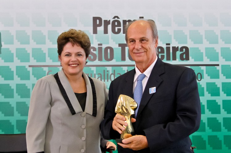 Presidenta Dilma Rousseff entrega o Prêmio Anísio Teixeira ao professor Luiz Bevilacqua