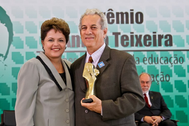 Presidenta Dilma Rousseff entrega o Prêmio Anísio Teixeira ao professor Nelson Maculan Filho