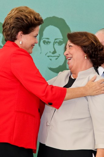 Dilma cumprimenta a nova ministra-chefe da Secretaria de Relações Institucionais da Presidência da República, Ideli Salvatti