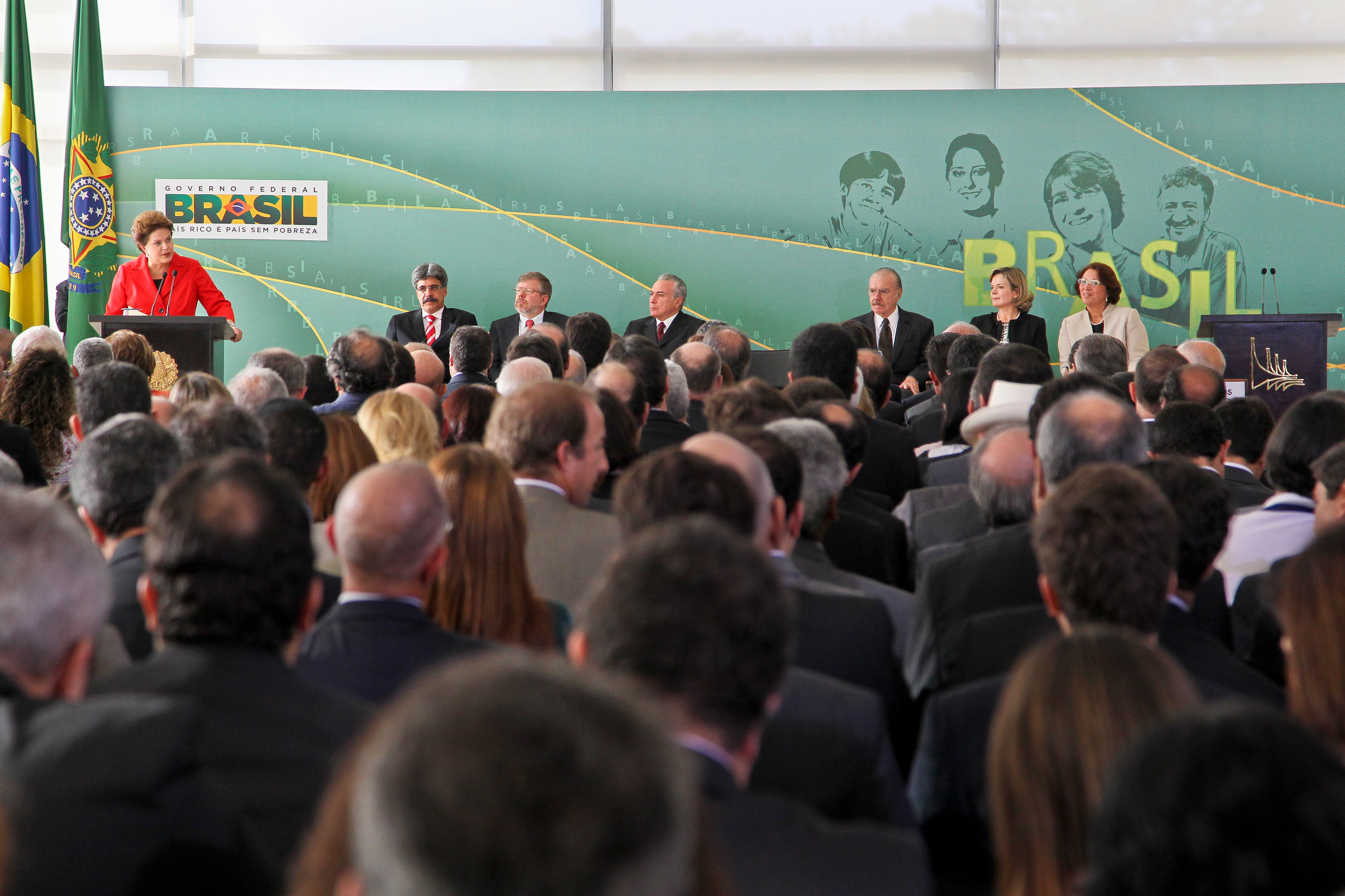Dilma discursa durante posse da ministra-chefe da Secretaria de Relações Institucionais, Ideli Salvatti, e do ministro da Pesca e Aquicultura, Luiz Sérgio Oliveira 1