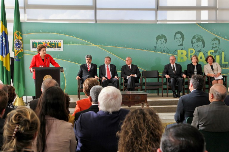 Dilma discursa durante posse da ministra-chefe da Secretaria de Relações Institucionais, Ideli Salvatti, e do ministro da Pesca e Aquicultura, Luiz Sérgio Oliveira 2 Dilma discursa durante posse da ministra-chefe da Secretaria de Relações Institucionais, Ideli Salvatti, e do ministro da Pesca e Aquicultura, Luiz Sérgio Oliveira 2