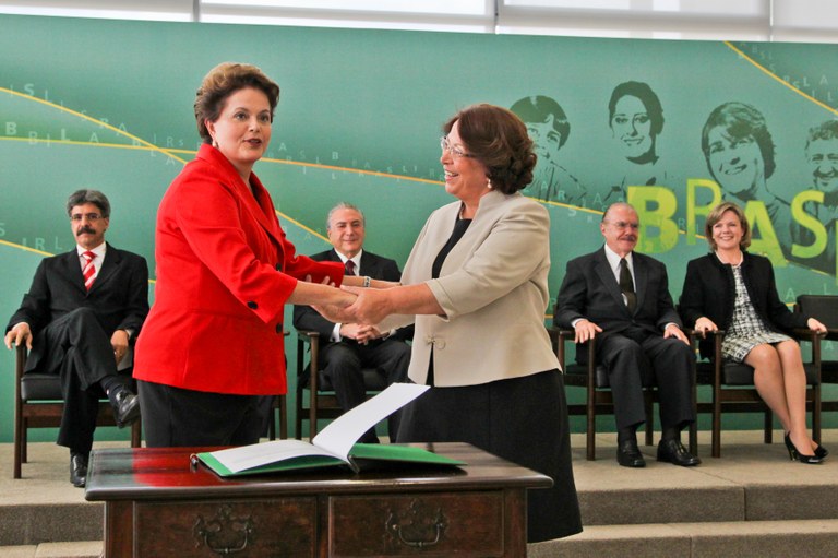 Dilma durante cerimônia de posse da ministra-chefe da Secretaria de Relações Institucionais da Presidência da República, Ideli Salvatti, e do ministro da Pesca e Aquicultura, Luiz Sérgio Oliveira 2 Dilma durante cerimônia de posse da ministra-chefe da Secretaria de Relações Institucionais da Presidência da República, Ideli Salvatti, e do ministro da Pesca e Aquicultura, Luiz Sérgio Oliveira 2