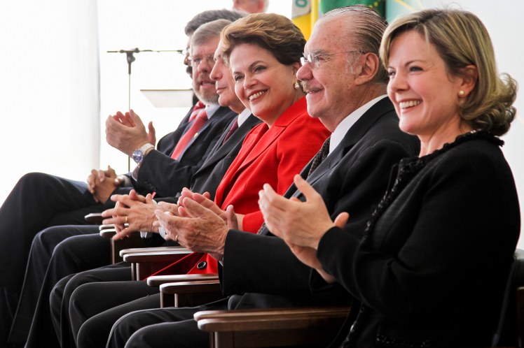 Dilma durante cerimônia de posse da ministra-chefe da Secretaria de Relações Institucionais da Presidência da República, Ideli Salvatti, e do ministro da Pesca e Aquicultura, Luiz Sérgio Oliveira 1