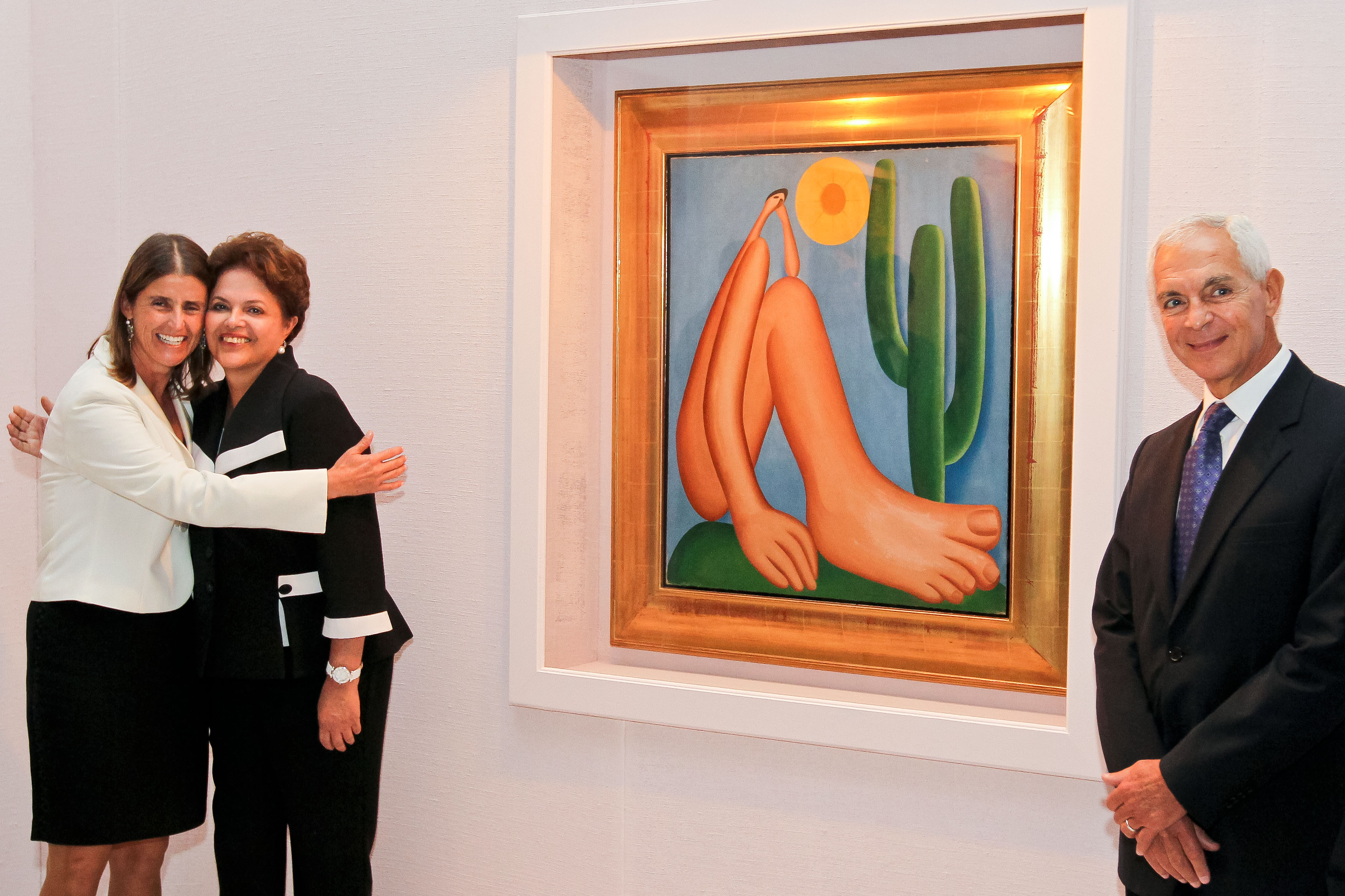 Dilma cumprimenta Tarsila do Amaral durante abertura da exposição Mulheres, Artistas e Brasileiras