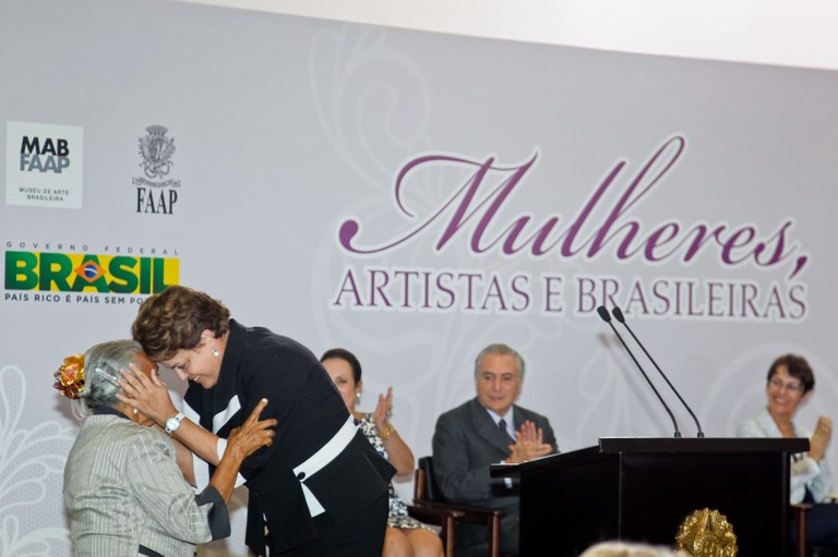 Presidenta Dilma Rousseff cumprimenta dona Izabel Mendes 2 Presidenta Dilma Rousseff cumprimenta dona Izabel Mendes 2