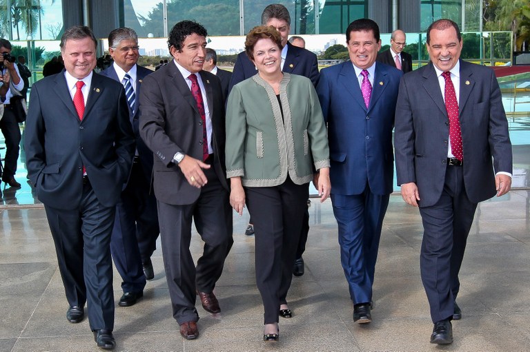 Dilma com senadores do Partido da República após almoço no Palácio da Alvorada  3