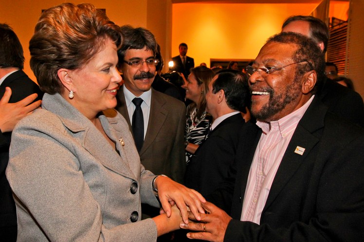 Dilma cumprimenta o cantor Martinho da Vila