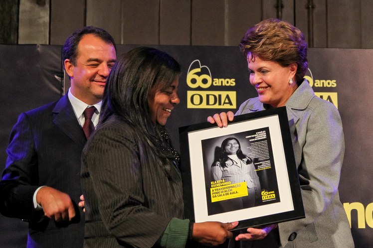 Dilma entrega homenagem à professora Sueli Pontes Gaspar (SEDUC/RJ)