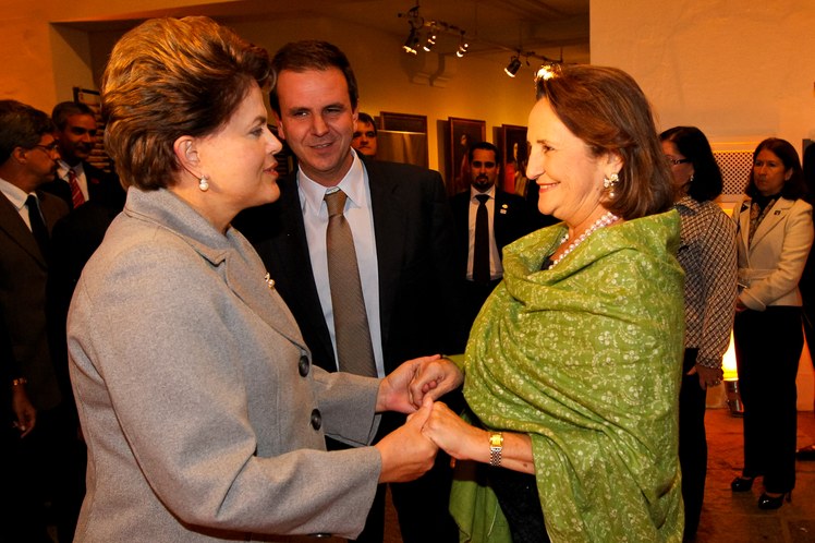 Dilma Rousseff cumprimenta Lucinha Araújo, mãe de Cazuza