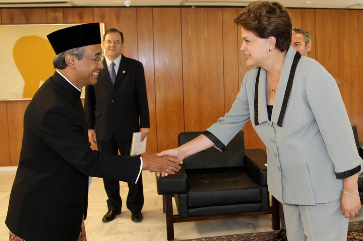 Presidenta Dilma Rousseff e o embaixador da República da Indonésia, Sudaryomo Hartosudarmo 2