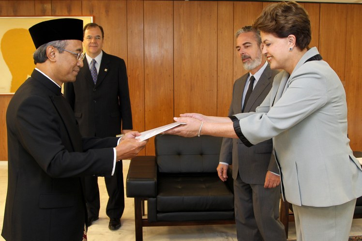 Presidenta Dilma Rousseff e o embaixador da República da Indonésia, Sudaryomo Hartosudarmo 1
