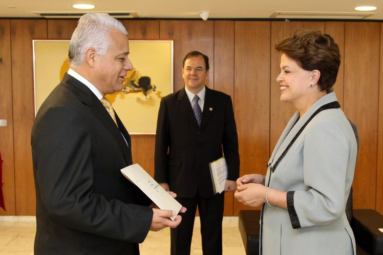 Dilma Rousseff conversa com o embaixador da Costa Rica, Víctor Monge Chacón 1