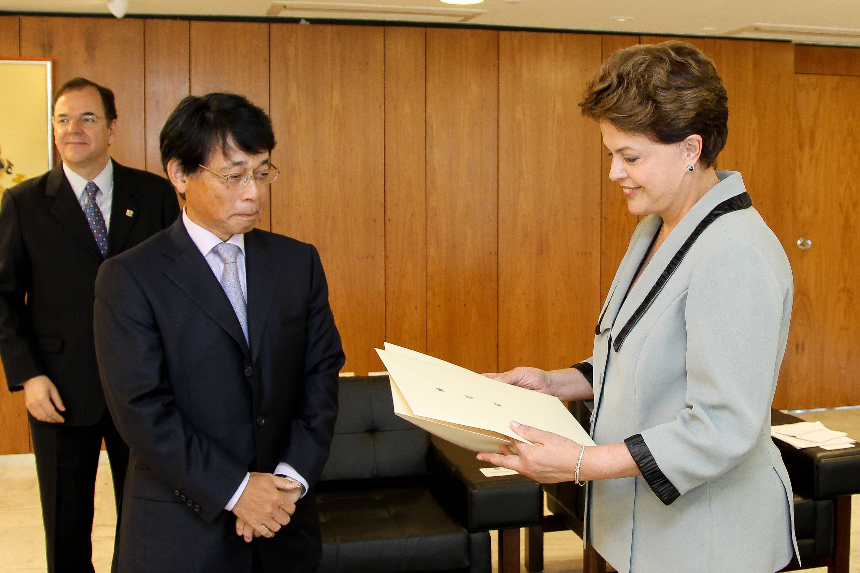 Presidenta Dilma Rousseff e o embaixador do Japão, Akira Miwa 1