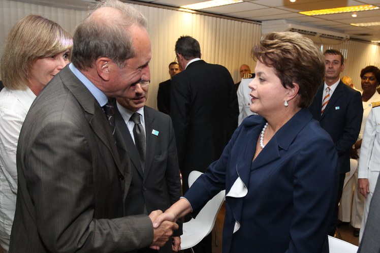 Dilma Rousseff cumprimenta o ministro da Defesa da França, Gérard Longuet