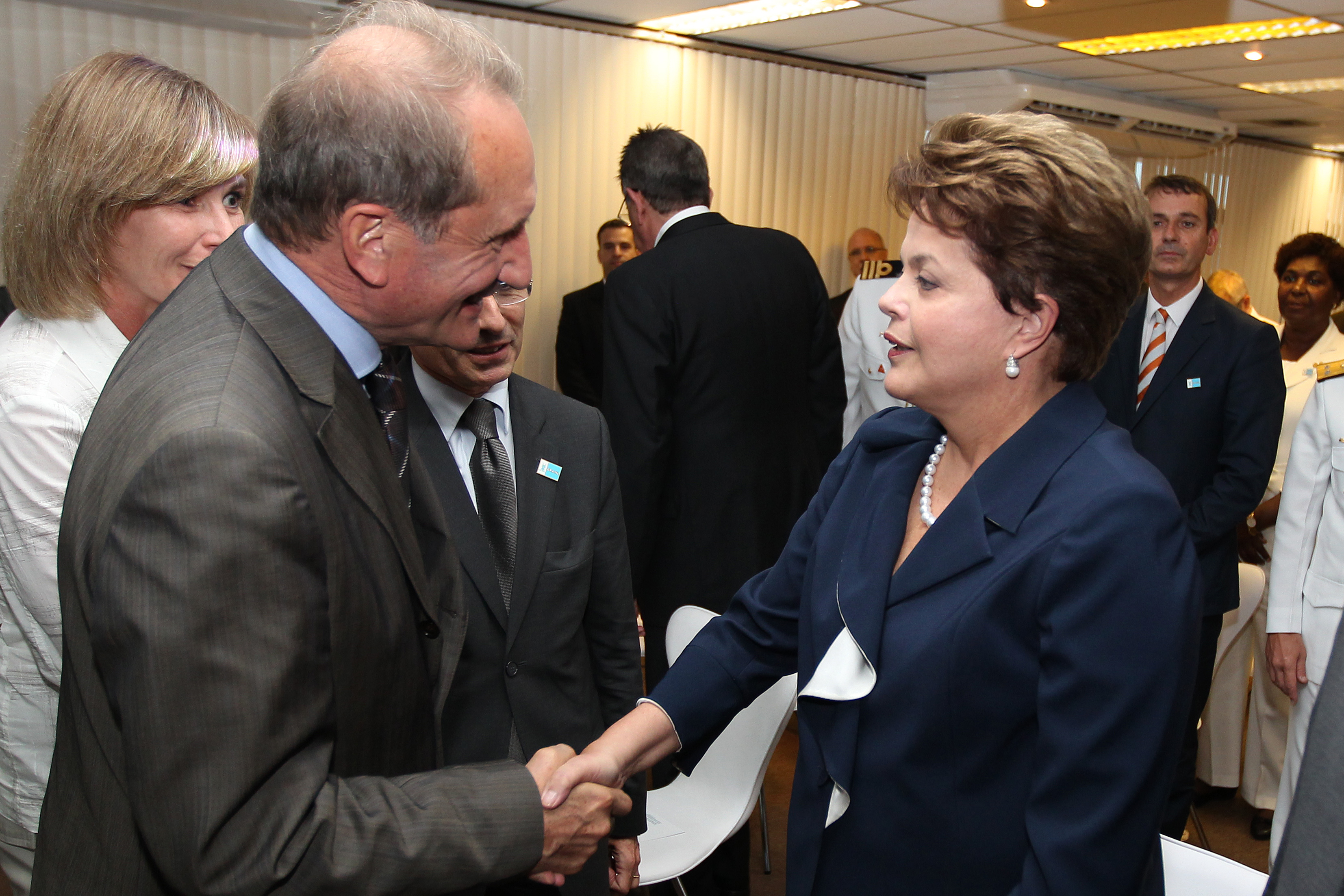 Dilma Rousseff cumprimenta o ministro da Defesa da França, Gérard Longuet