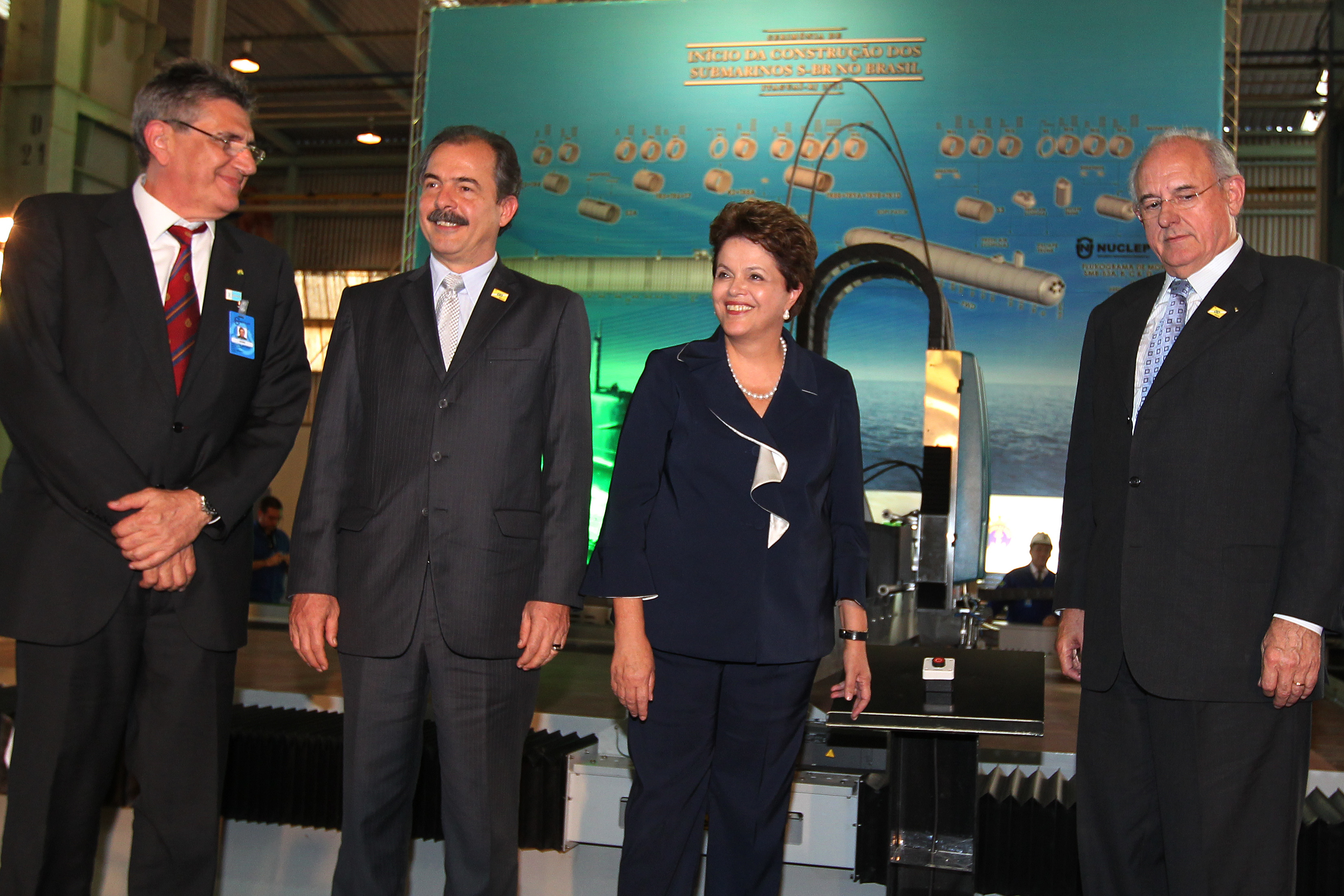 Dilma Rousseff durante acionamento da máquina de corte da primeira chapa de aço