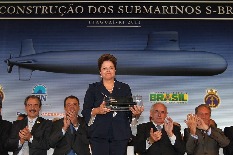 Dilma Rousseff é presenteada com maquete de submarino