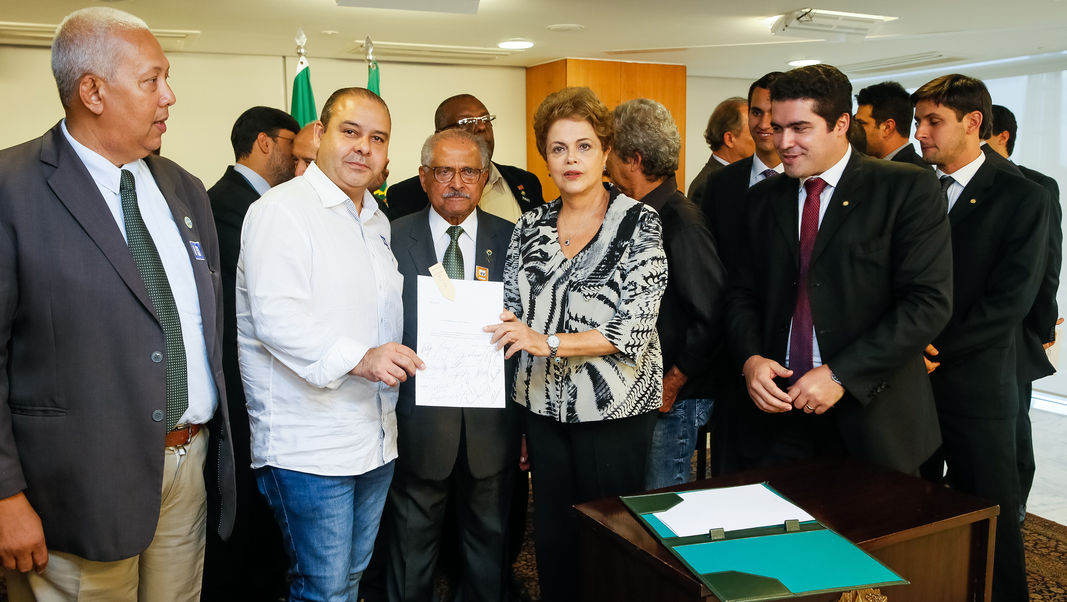 Assinatura da Medida Provisória da Política do Salário Mínimo 02