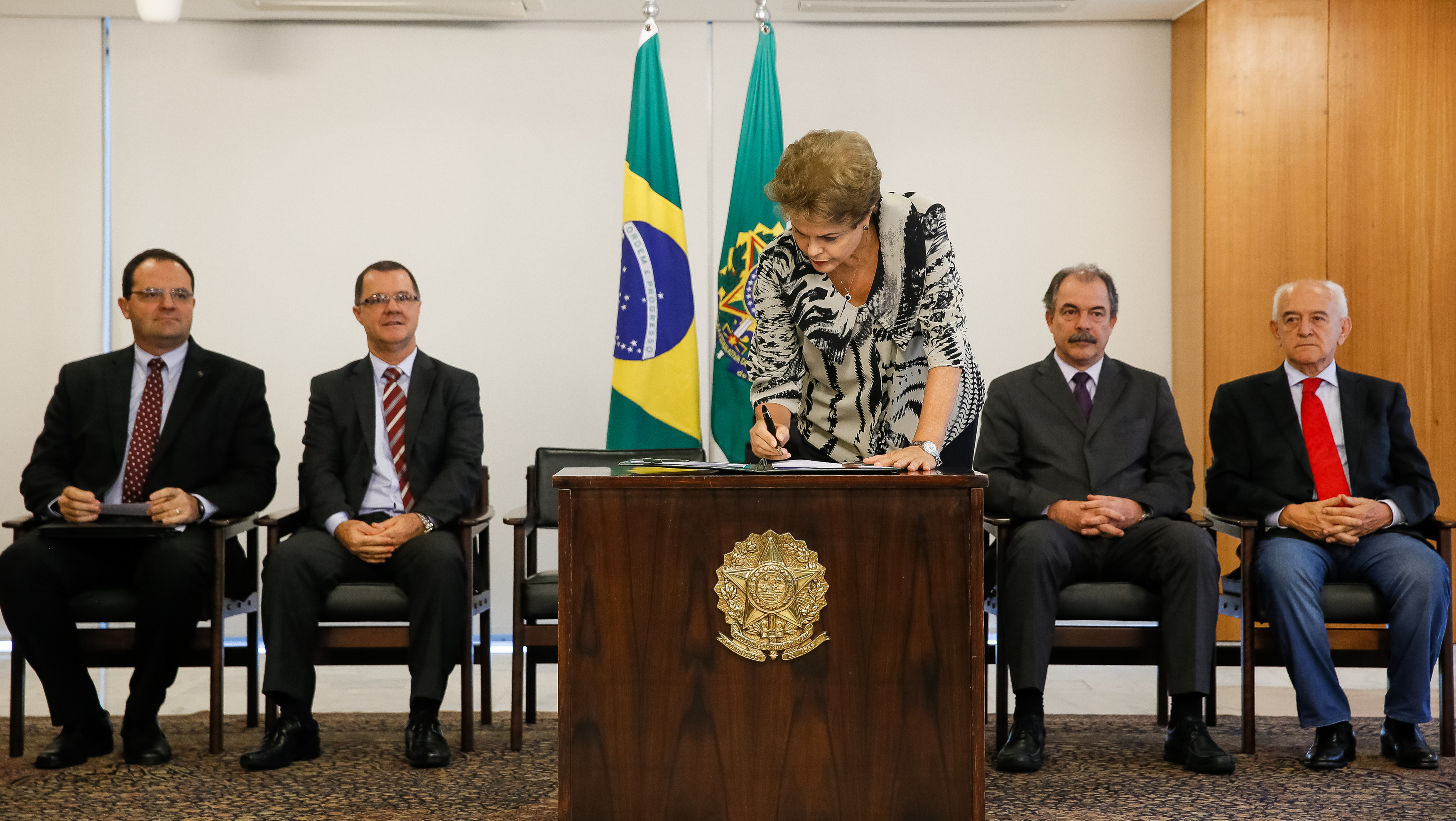  Assinatura da Medida Provisória da Política do Salário Mínimo 06
