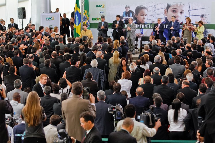 Dilma participa da cerimônia de assinatura de 419 termos de compromisso