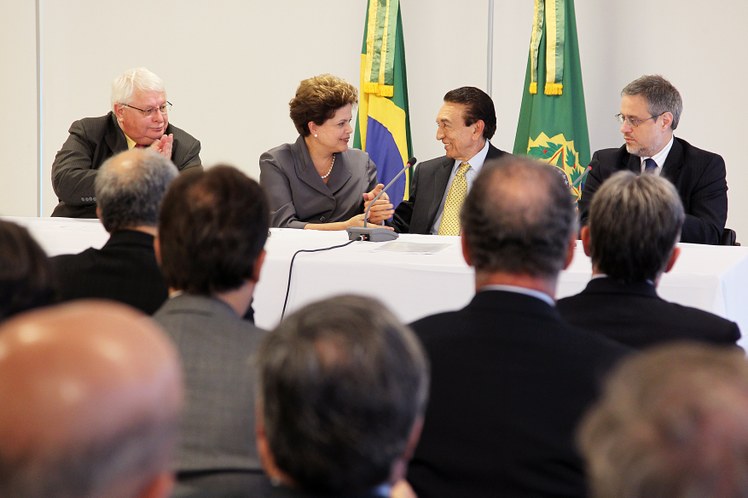 Dilma em cerimônia de assinatura de concessão de uso de bem público para geração de energia elétrica