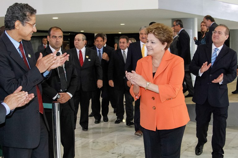 Assinatura de decreto de adaptação das rádios AM para FM - 01