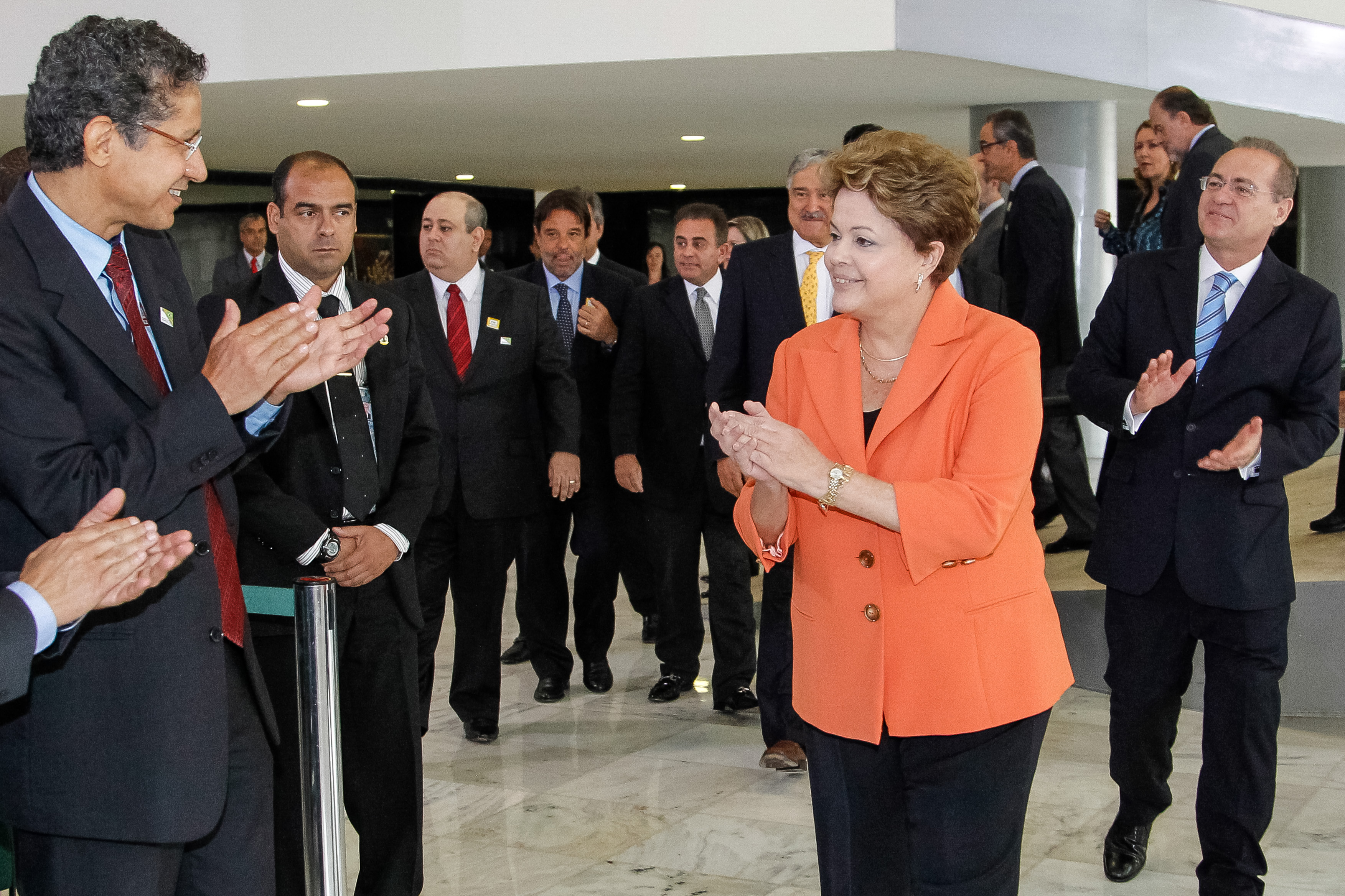 Assinatura de decreto de adaptação das rádios AM para FM - 01