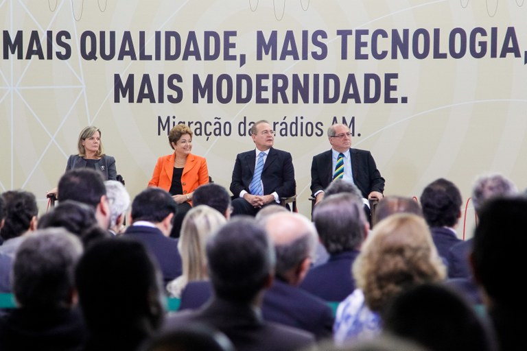 Assinatura de decreto de adaptação das rádios AM para FM - 02