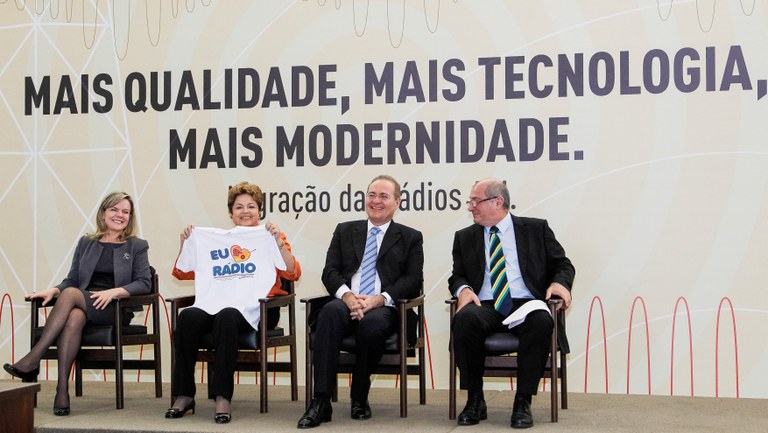 Assinatura de decreto de adaptação das rádios AM para FM - 03