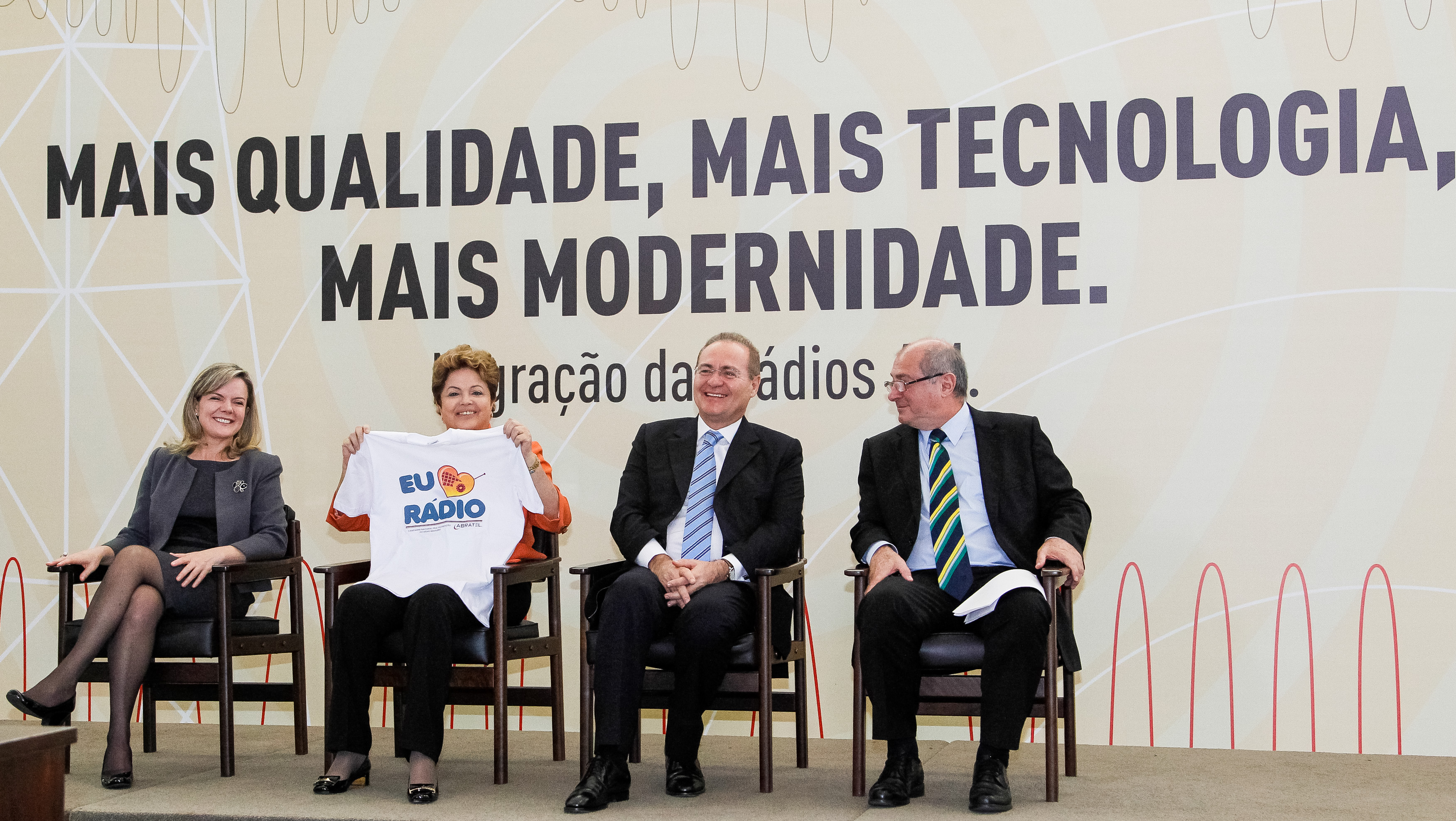 Assinatura de decreto de adaptação das rádios AM para FM - 03