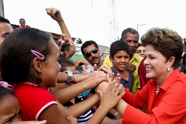 Presidenta Dilma cumprimenta moradores de Cupira-PE 3