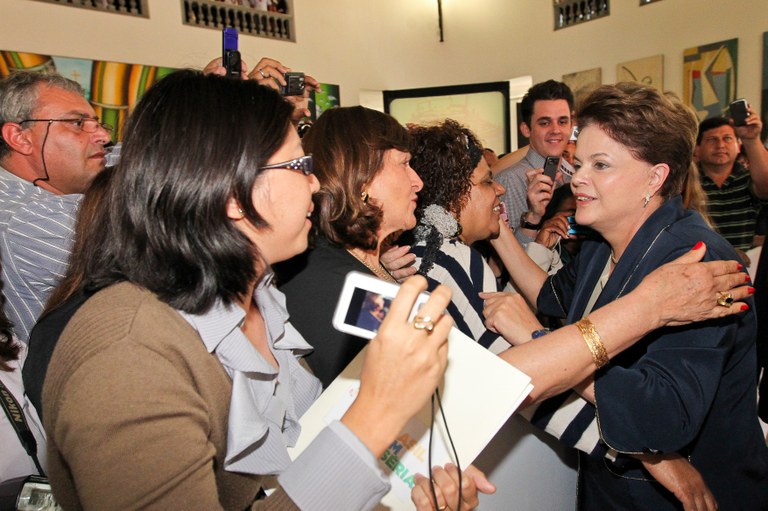 Presidenta Dilma Rousseff cumprimenta público 3