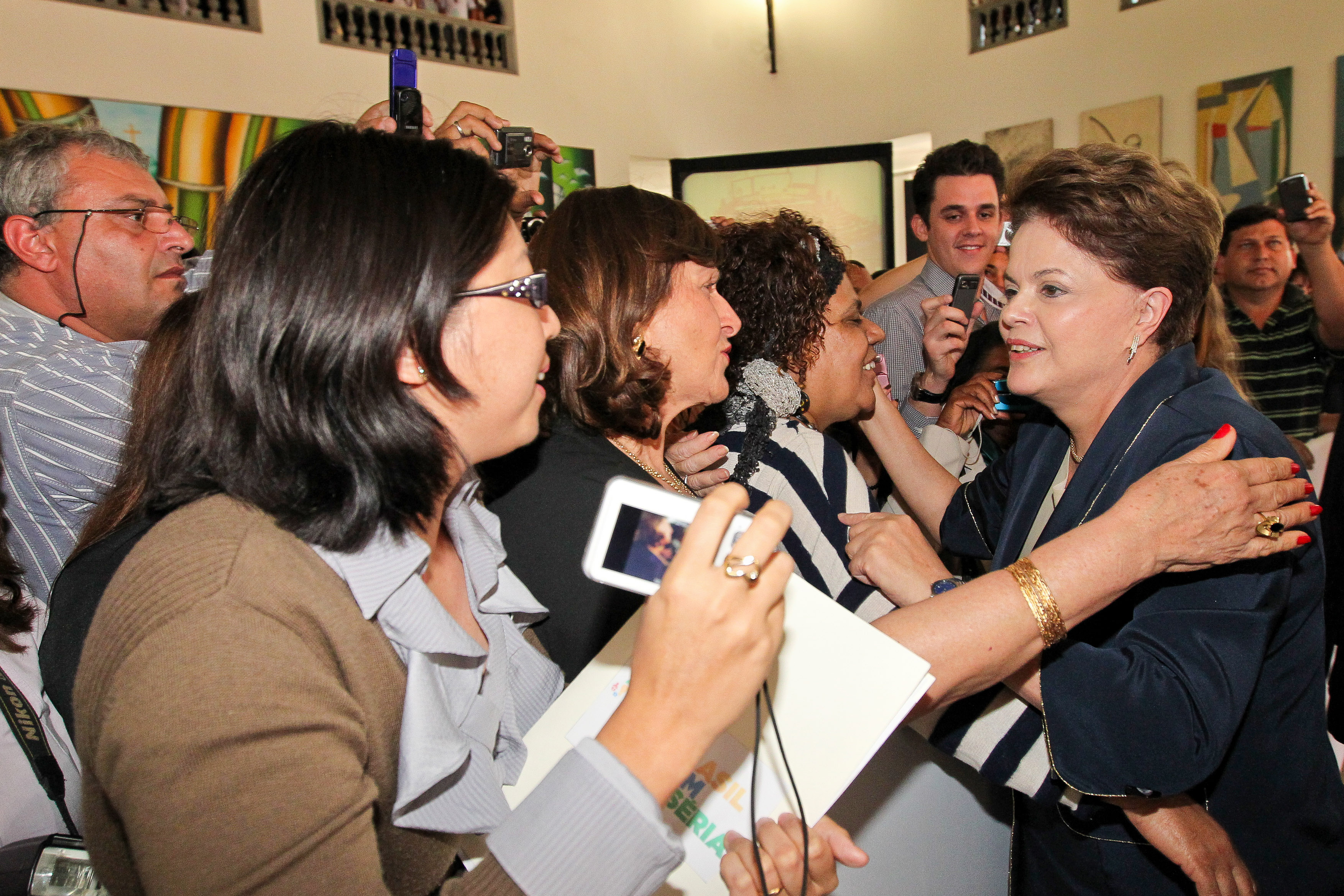 Presidenta Dilma Rousseff cumprimenta público 3
