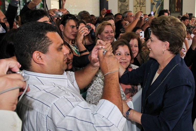Presidenta Dilma Rousseff cumprimenta público